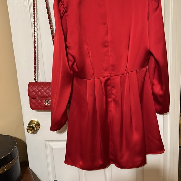 Beautiful brand new still tags and bad cover over it. - Picture 4 of 6